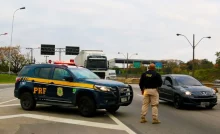 Agente da PRF realiza fiscalização em rodovia durante a Operação Dia do Trabalho
