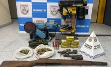 Material bélico, munições e equipamentos de manutenção de armamentos apreendidos pela Polícia Militar