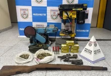 Material bélico, munições e equipamentos de manutenção de armamentos apreendidos pela Polícia Militar