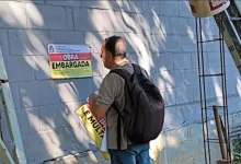 Agente da Prefeitura de Mangaratiba afixa aviso de embargo em construção irregular