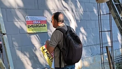 Agente da Prefeitura de Mangaratiba afixa aviso de embargo em construção irregular
