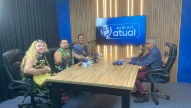 Quatro pessoas sentadas à mesa do Podcast Atual