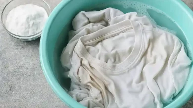 Roupas encardidas Esse truque com bicarbonato clareia sem alvejante