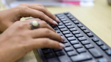 Pessoa realiza inscrição online para o Vestibular Cederj 2025