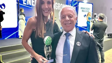 Thais Acatauassu, ao lado do presidente da Nuclep, Carlos Henrique Silva Seixas, exibe o troféu recebido pelo Prêmio Líderes da Energia
