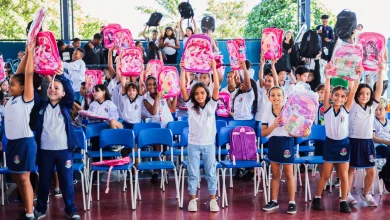 Alunos de Itaguaí celebram a entrega de kits escolares doados pela Receita Federal