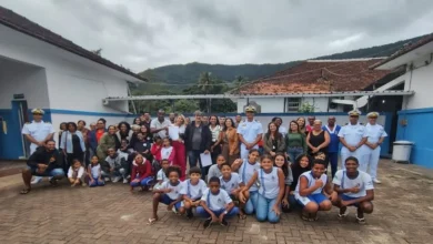 Representantes da Marinha do Brasil, UFRRJ, Receita Federal, professores, alunos e moradores