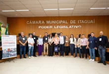 Várias pessoas posando para uma foto