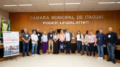 Várias pessoas posando para uma foto