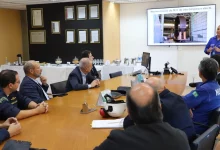 Homens sentados à mesa