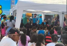 Crianças participam de contação de histórias com o super-herói Juca Energia