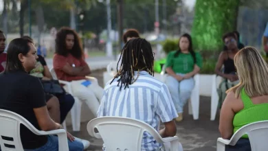 Participantes se reúnem em roda de conversa durante escuta pública