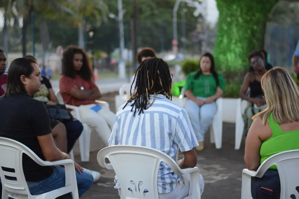 Participantes se reúnem em roda de conversa durante escuta pública