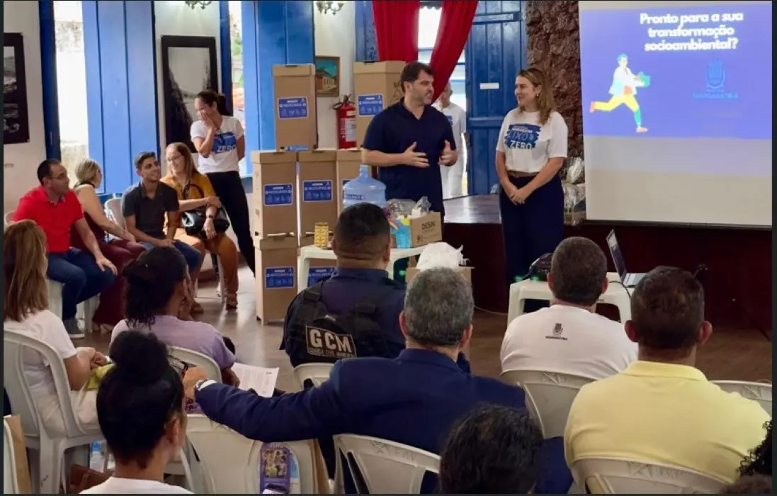O prefeito Luiz Cláudio Ribeiro participa de evento de capacitação do Projeto Lixo Zero