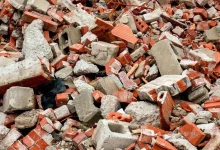 Montanha de entulhos com restos de tijolos