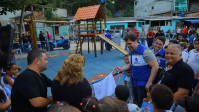 Prefeito Luiz Cláudio descerrando a fita de inauguração do novo espaço de lazer na Gamboa