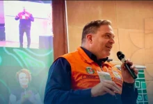 Secretário de Defesa Civil de Mangaratiba, Cel. Paulo Rogério Escarani, com o microfone, durante o evento