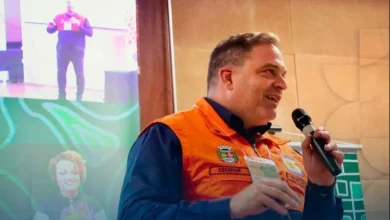 Secretário de Defesa Civil de Mangaratiba, Cel. Paulo Rogério Escarani, com o microfone, durante o evento