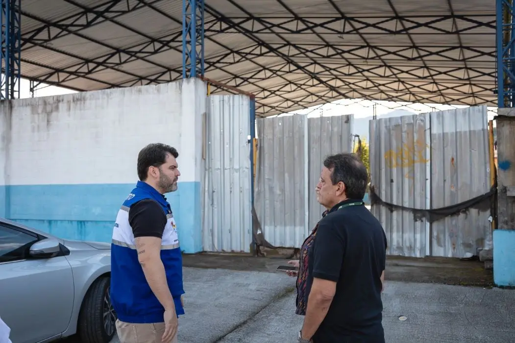 Prefeito Luiz Cláudio Ribeiro acompanha de perto a retomada das obras da quadra