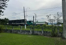 Caminhões estacionados de forma irregular no acostamento em frente ao Instituto