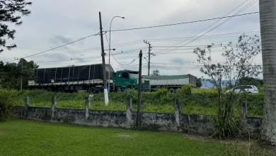 Caminhões estacionados de forma irregular no acostamento em frente ao Instituto