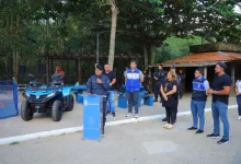 Autoridades municipais e policiais participam da cerimônia de entrega do novo quadriciclo