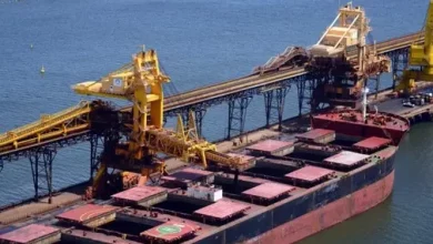 Um navio ancorado no porto