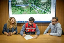 Prefeito assinando um documento