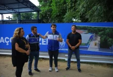 A vereadora Cecília Cabral, o vice-prefeito Lucas Venito, o prefeito Luiz Cláudio e o vereador Chicão da Ilha durante o lançamento das obras