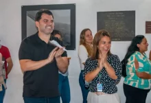 O prefeito e a secretária aplaudindo de pé