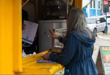 Agente da Secretaria de Meio Ambiente de Mangaratiba orienta comerciante sobre o Programa Lixo Zero