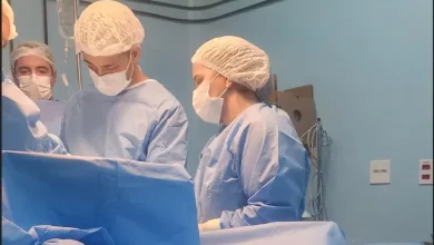 Médicos durante uma cirurgia de vasectomia