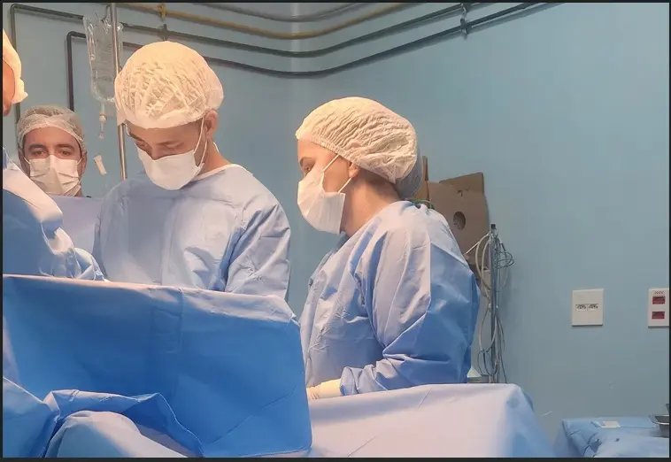 Médicos durante uma cirurgia de vasectomia