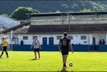 Jogador se prepara para cobrança de falta