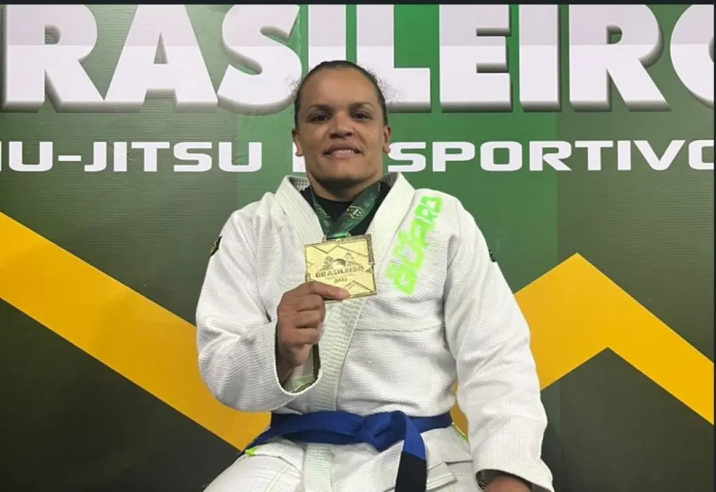 Anielle Lanode exibe a medalha de ouro conquistada no Campeonato Brasileiro de Jiu-Jitsu Desportivo