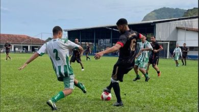 Jogadores disputam a bola em jogo acirrado