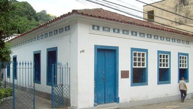 Fachada pintada em branco com detalhes azuis do Centro Cultural Cary Cavalcanti