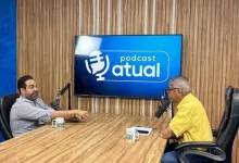 Entrevistado e entrevistador sentados à mesa