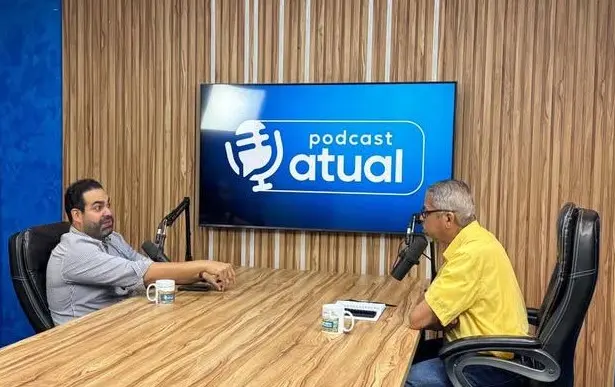 Entrevistado e entrevistador sentados à mesa
