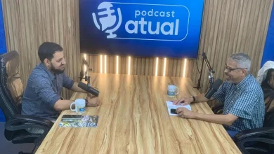 Entrevistador e entrevistado sentados frente a frente