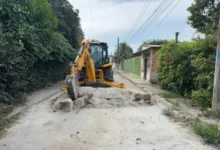 Retroescavadeira remove bloqueio de concreto durante operação da PM