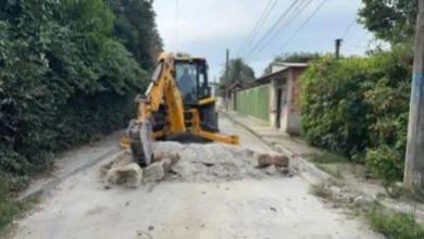 Retroescavadeira remove bloqueio de concreto durante operação da PM
