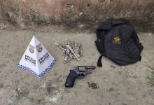 Revólver calibre 38, munições, trouxinhas de maconha e mochila foram encontrados com os suspeitos