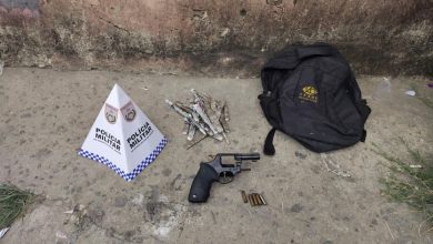 Revólver calibre 38, munições, trouxinhas de maconha e mochila foram encontrados com os suspeitos