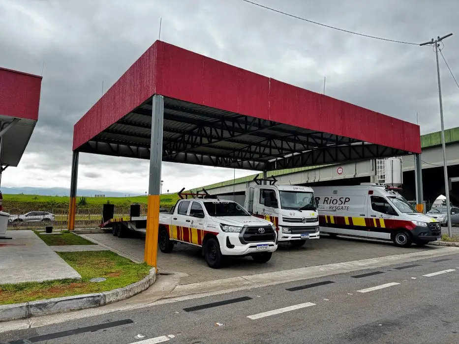 Base operacional da CCR RioSP com viaturas de atendimento e resgate
