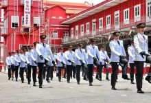 Militares do Corpo de Bombeiros do Rio de Janeiro desfilam em cerimônia oficial