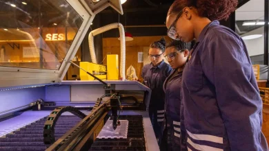 Alunas do Senai observando uma máquina. Foto ilustra a matéria Senai oferece cursos gratuitos