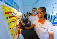 Aluna manuseando um equipamento