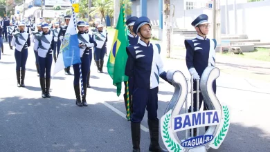 Banda de rua em posição durante apresentação em frente a Prefeitura de Itaguaí