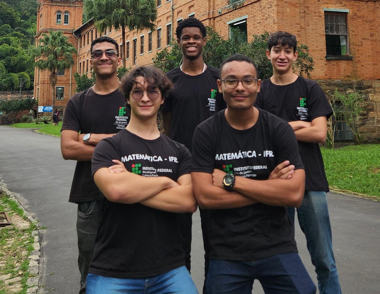 Mostrar aos leitores os alunos da equipe de matemática selecionadas para disputarem a olimpíada em Tóquio.